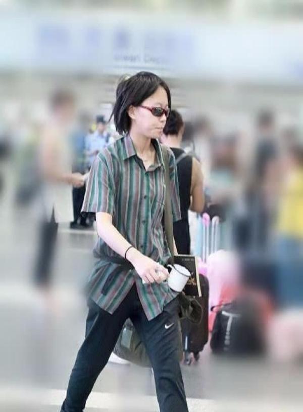 窦靖童与窦佳嫄不愧是姐妹,穿衣品味异常相似,奇葩的不敢撞衫!