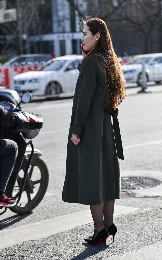 街拍:穿风衣的黑丝袜美女,高贵典雅