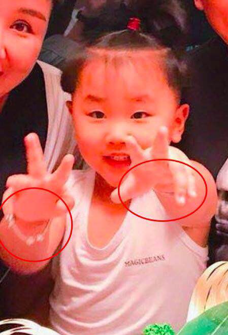 郭德纲罕见晒照给老婆庆生，小儿子5万元的手镯亮了！