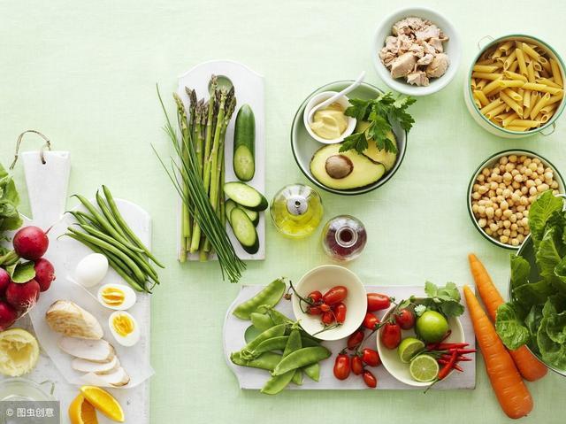坚果,蔬菜,水果和菌藻类,纯能量食物5大类食物中摄取至少15~20种食物