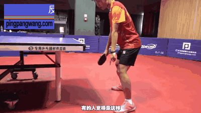 专业队反手拨球时,身体会前倾到这个程度,脚下站位和业余也不同