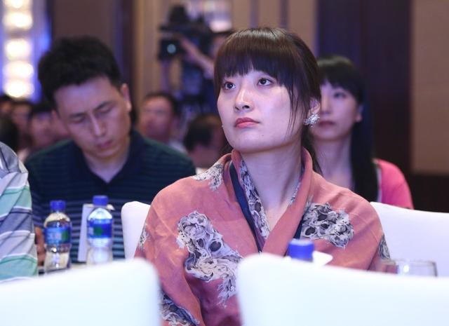 娃哈哈公主无缘接班，身家30亿美元却和父亲竞争，37岁仍单身