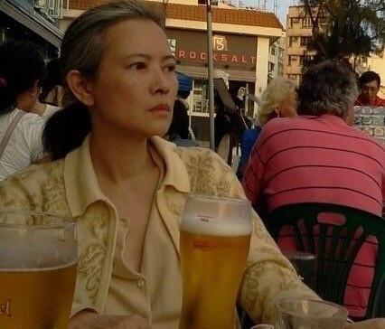 蓝洁瑛生前跟路人合照,眼睛弯弯笑容灿烂,衬得刘嘉玲脸好大好村