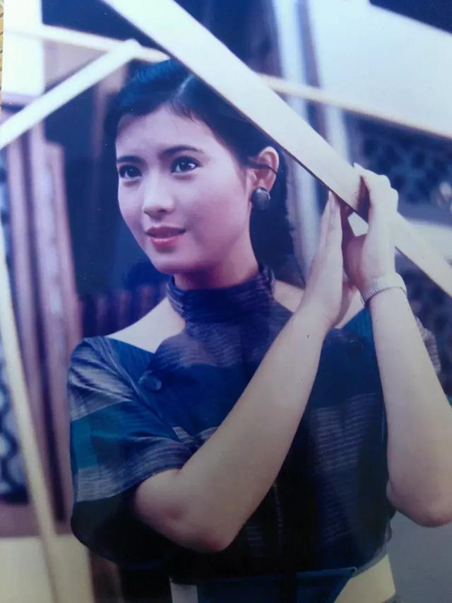 蓝洁瑛生前跟路人合照,眼睛弯弯笑容灿烂,衬得刘嘉玲脸好大好村