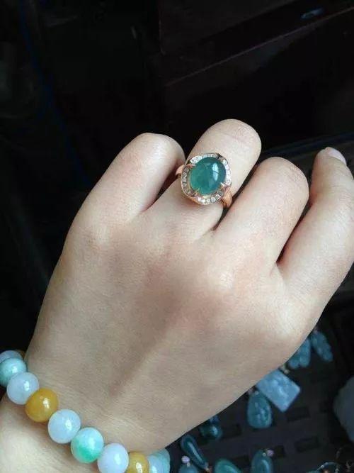 老蓝水翡翠的价格怎么样?为什么老蓝水翡翠是黑的?