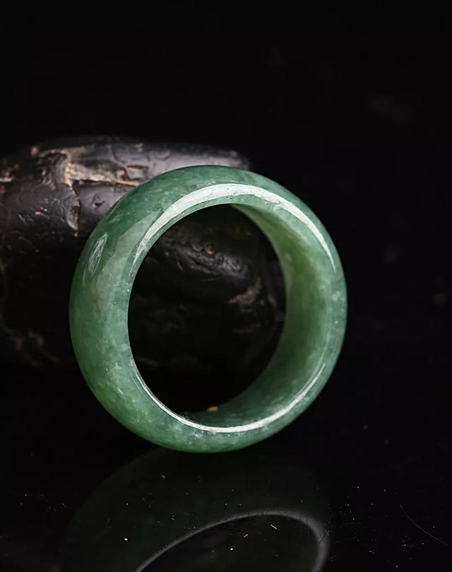 油青种翡翠价格亲民,该如何区分不同档次的油青色翡翠的价格?