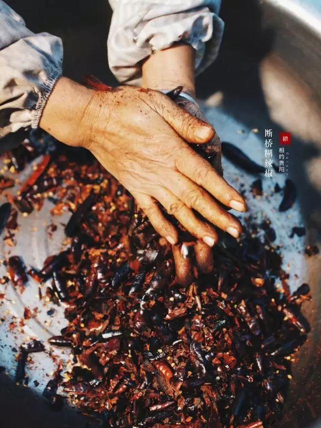 贵州这位大姐制作煳辣椒有20年,连手板心都有一股辛辣味道