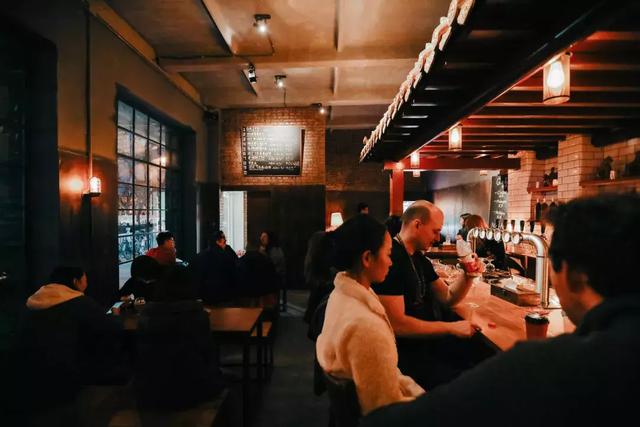 他是京圈酒吧十年老炮儿,不谈情怀只卖酒,还开了首家快闪酒厂