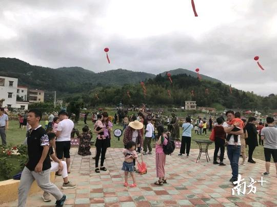 人流如织车流如梭，陆河南万正成为新的网红旅游目的地