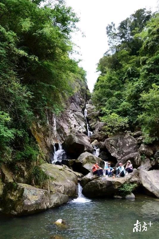 人流如织车流如梭，陆河南万正成为新的网红旅游目的地