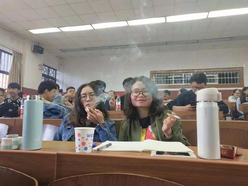 最近在微博热传几张大学生集体吸烟的照片,其实是云南农业大学烟草