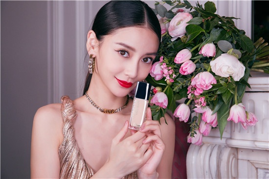 有DIOR迪奥锁妆神器在手，才能在这场底妆Battle 中“底”气十足