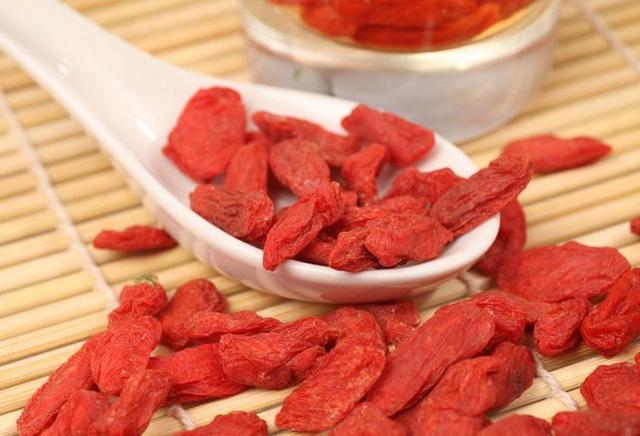 枸杞怎么吃效果最好?枸杞干嚼比泡水好,季节不同枸杞功效不同!