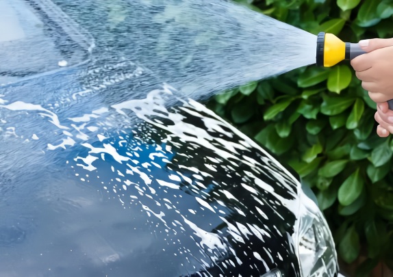 给汽车洗车时，这3个地方要注意！修车师傅：沾上水就等于是在毁车！