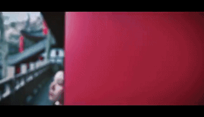 适合汉服写真 随便在围栏前一站 向前伸出左手 让宽大的广袖随意垂落