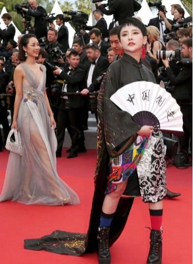 被赶下红毯还不够丢脸？得用超宽的双眼皮和假鼻子博眼球？