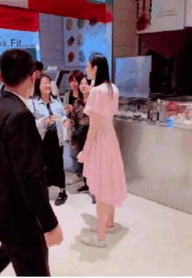 何猷君后台对奚梦瑶十分冷漠？打招呼生硬，网友：像陌生人