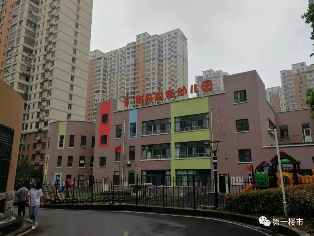 该小区的学区也很不错,自带幼儿园,小学是华府骏苑小学 中学就是50中