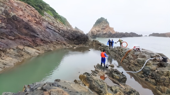 赶海抽水坑就服这伙人,不管水坑多大,坑里有多少货,都能被拿下