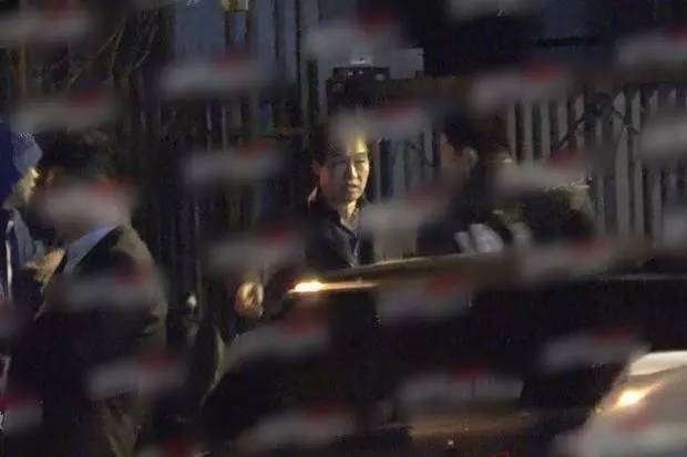 刘亦菲不惧绯闻,带母亲与“干爹”陈金飞聚餐热聊