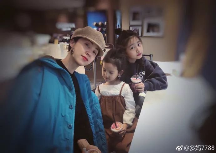 骂黄多多13岁染紫发的，你还没看见她5岁的妹妹呢！