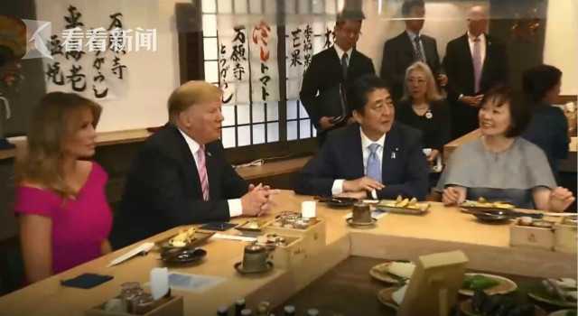 琢磨关税?特朗普看相扑赛双唇紧闭一脸不悦