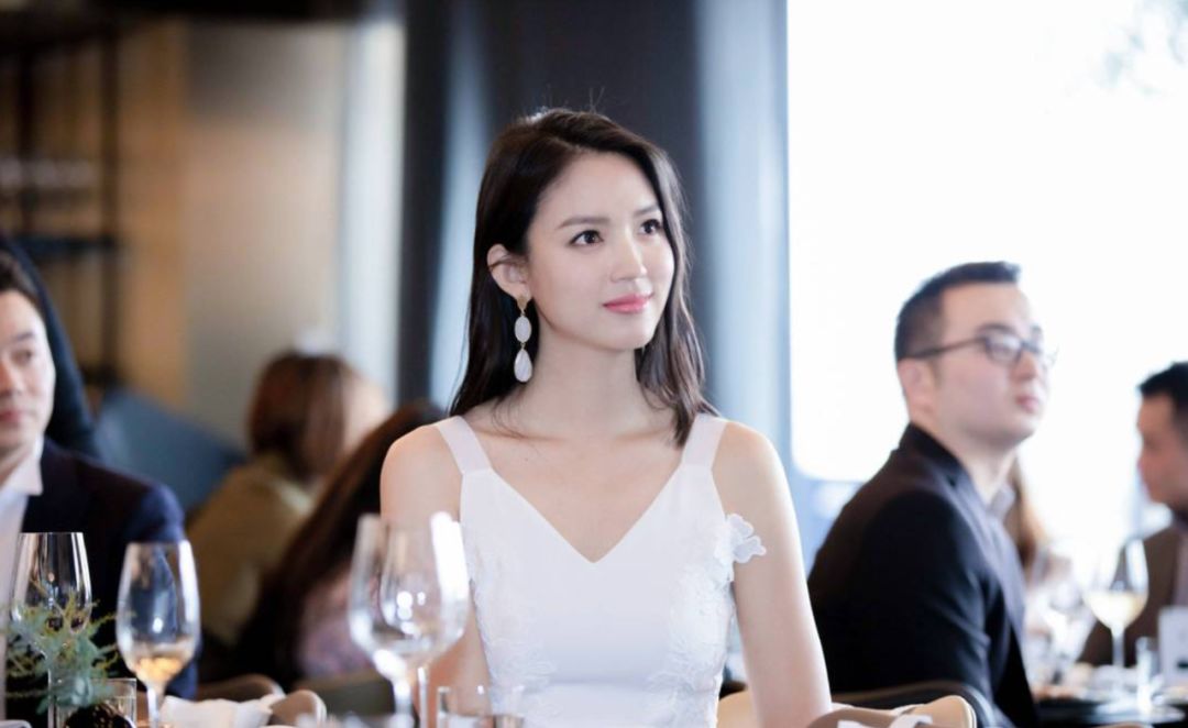 这个低调了12年的宝藏女孩，终于藏不住了.....