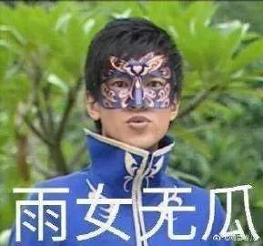 当Lisa露出额头，人间芭比瞬间幻灭？