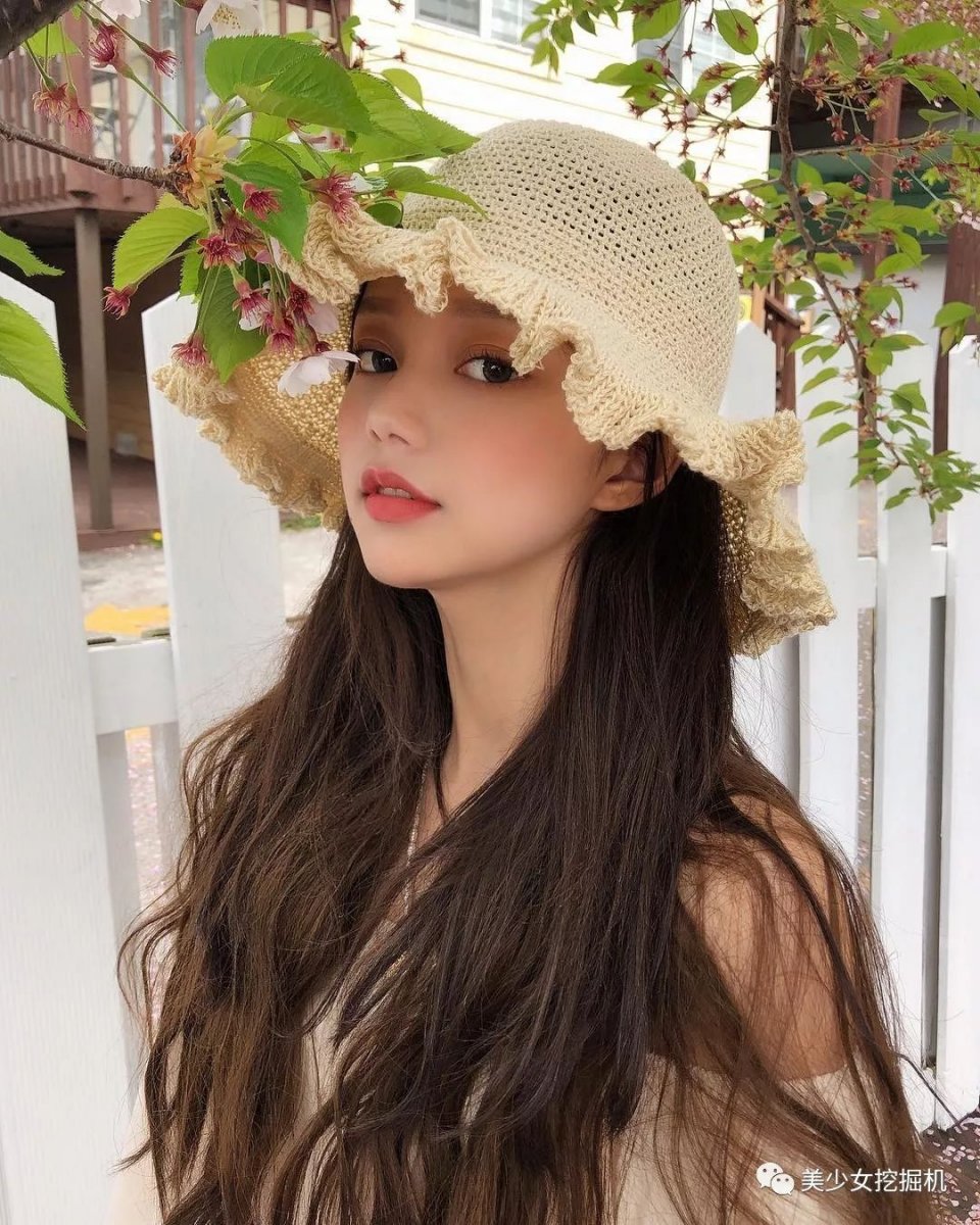 高三因撞脸何炅赵薇上热搜，毕业后隐姓埋名当模特也难逃走红！