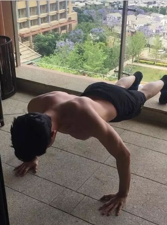 黄磊身材实在辣眼睛，谁给的勇气让中年男星把油腻肚腩当资本?