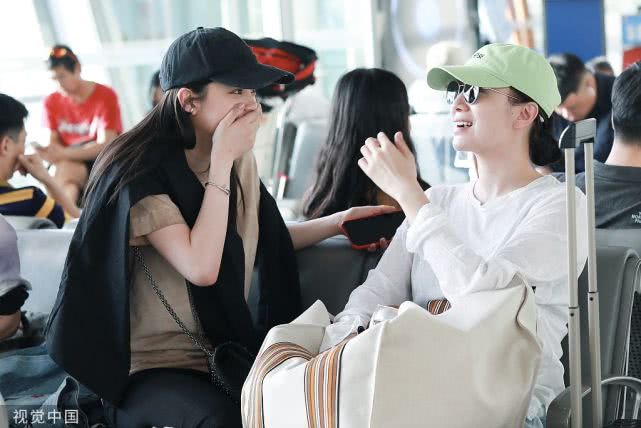 追星女孩上线！欧阳娜娜机场巧遇宋佳 开心上前拥抱两眼发光