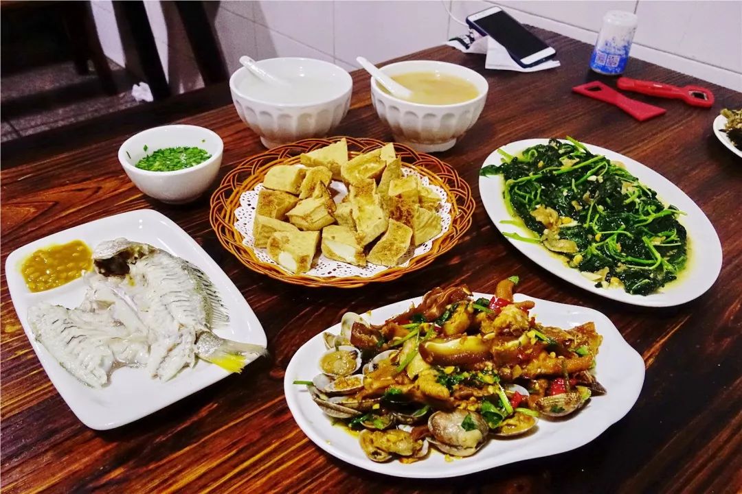 还是山珍海味之后的返璞归真 简简单单的白粥配上几碟杂咸 是潮汕饮食