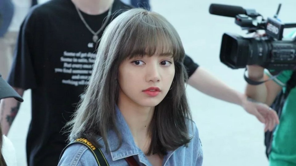 她们竟不输网红，一个嫩成翻版lisa ，一个秒变寡姐！
