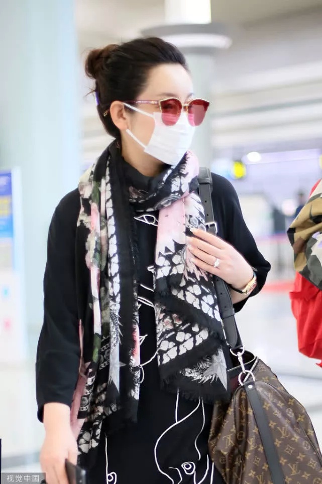女神这样穿！秦海璐连衣裙加了它大有不同 点缀彩色墨镜超吸睛