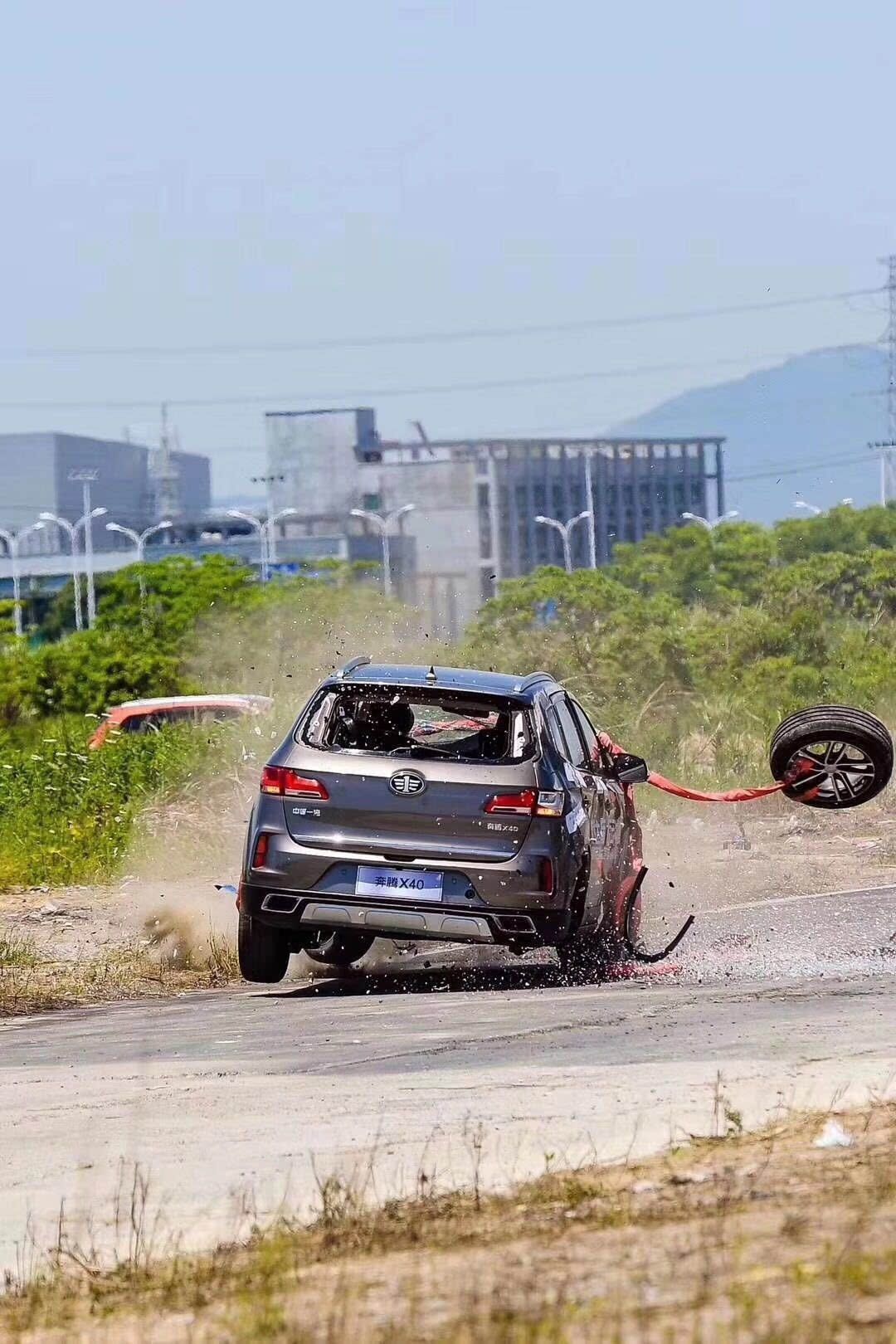 直升机吊摔奔腾X40模拟翻滚事故，气囊侧气帘未弹出，这料有点大