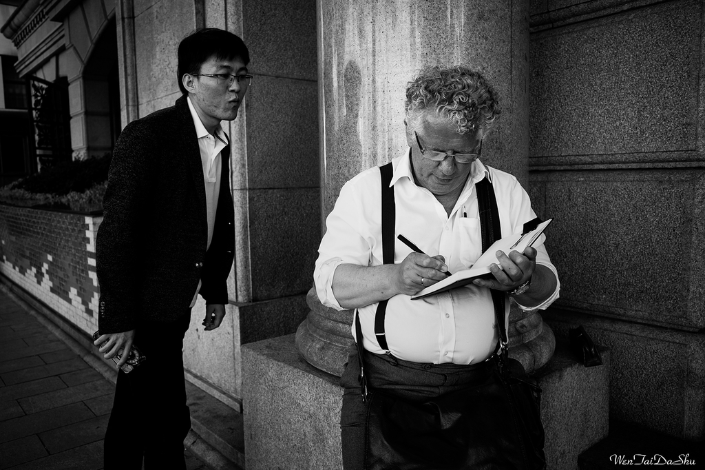 第一张在外滩画画的老外边上还有个中国人在看