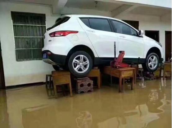 广东暴雨淹车，逼得车主只能这样停车，网友：最后一个才是大神