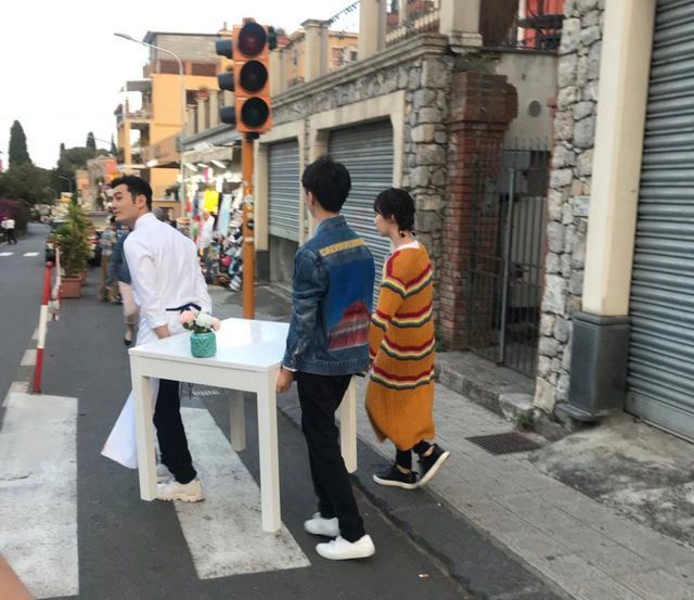 网友意大利偶遇《中餐厅》录制 黄晓明杨紫王俊凯街头合力搬桌子