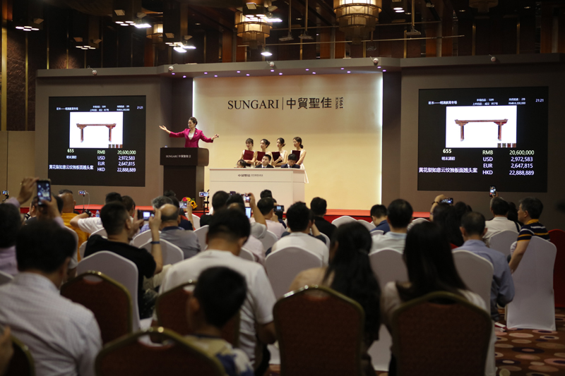 中贸圣佳2019春拍：黄花梨如意云纹独板面翘头案2369万元成交