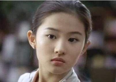 刘亦菲10年前湿身照流出被夸爆，其他女星同款照却尴尬了