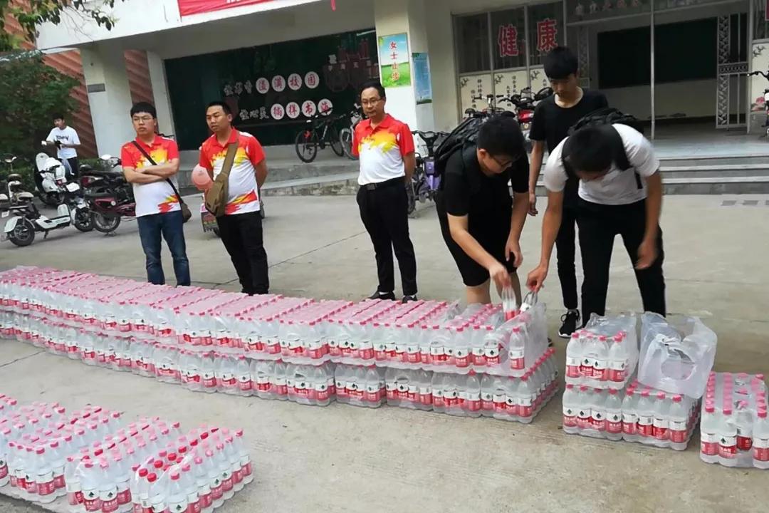 高考期间学校每天给学生发放农夫山泉矿泉水