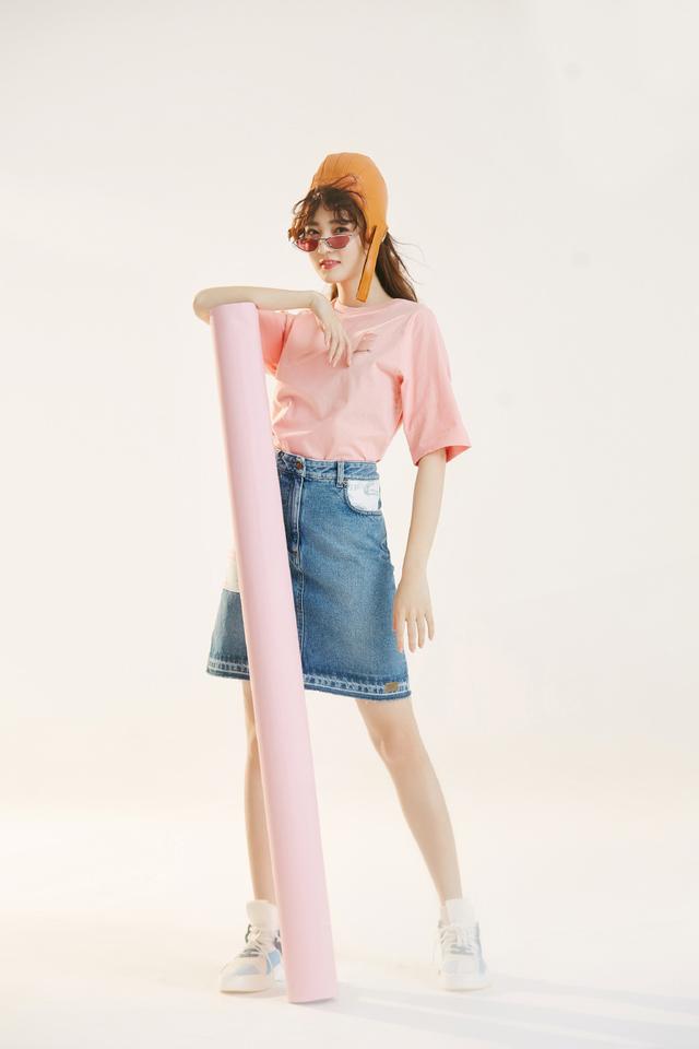 《甄嬛传》她演孙俪的妹妹,今穿透视衬衫高腰裙,美腿细得过分