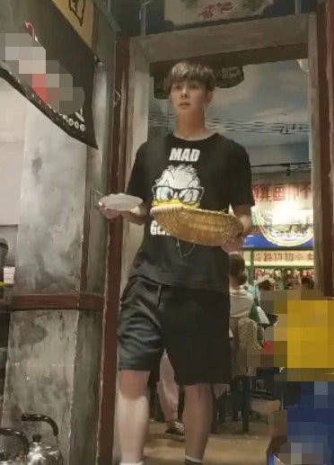 恋情再添实锤！网友偶遇徐璐张铭恩外出吃麻辣烫，默契十足超甜蜜