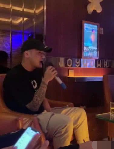 蒋劲夫现身酒吧化身DJ，放弃身材管理的他胖到认不出