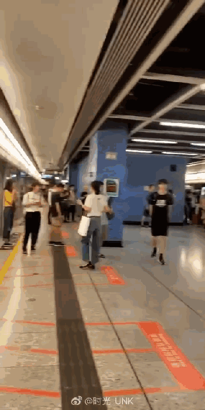 深圳地铁4号线突发慌乱奔逃,原来是因为一只警犬……警方致歉