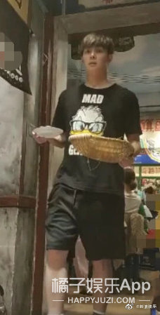 徐璐张铭恩约饭被偶遇 比伯“约架”阿汤哥