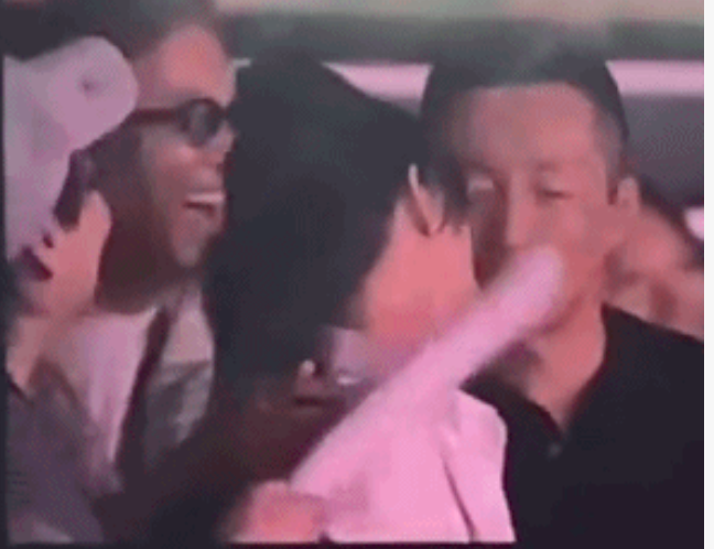 大S在王力宏的演唱会上向老公献吻，汪小菲的表情亮了