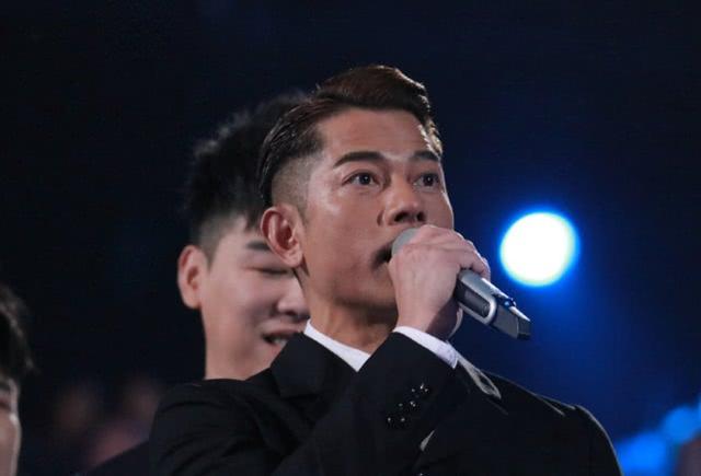 偶遇郭富城方媛恩爱约会吃甜品，两夫妻穿情侣装依偎在一起看手机