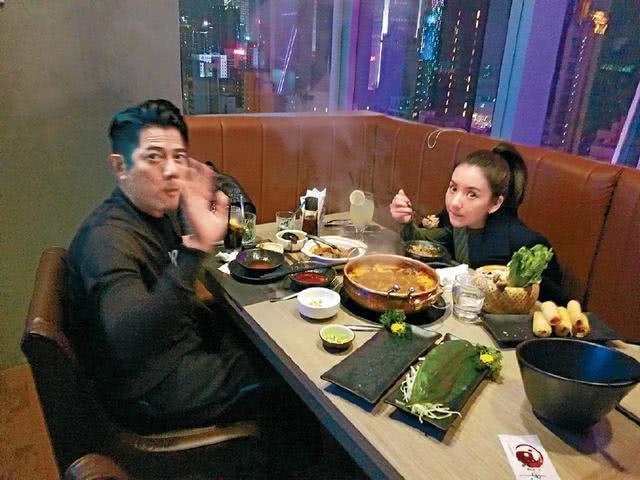 偶遇郭富城方媛恩爱约会吃甜品，两夫妻穿情侣装依偎在一起看手机