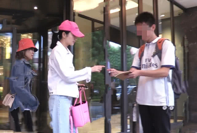 与张继科分手后，景甜与神秘男子共进晚餐，双方聊得很开心？
